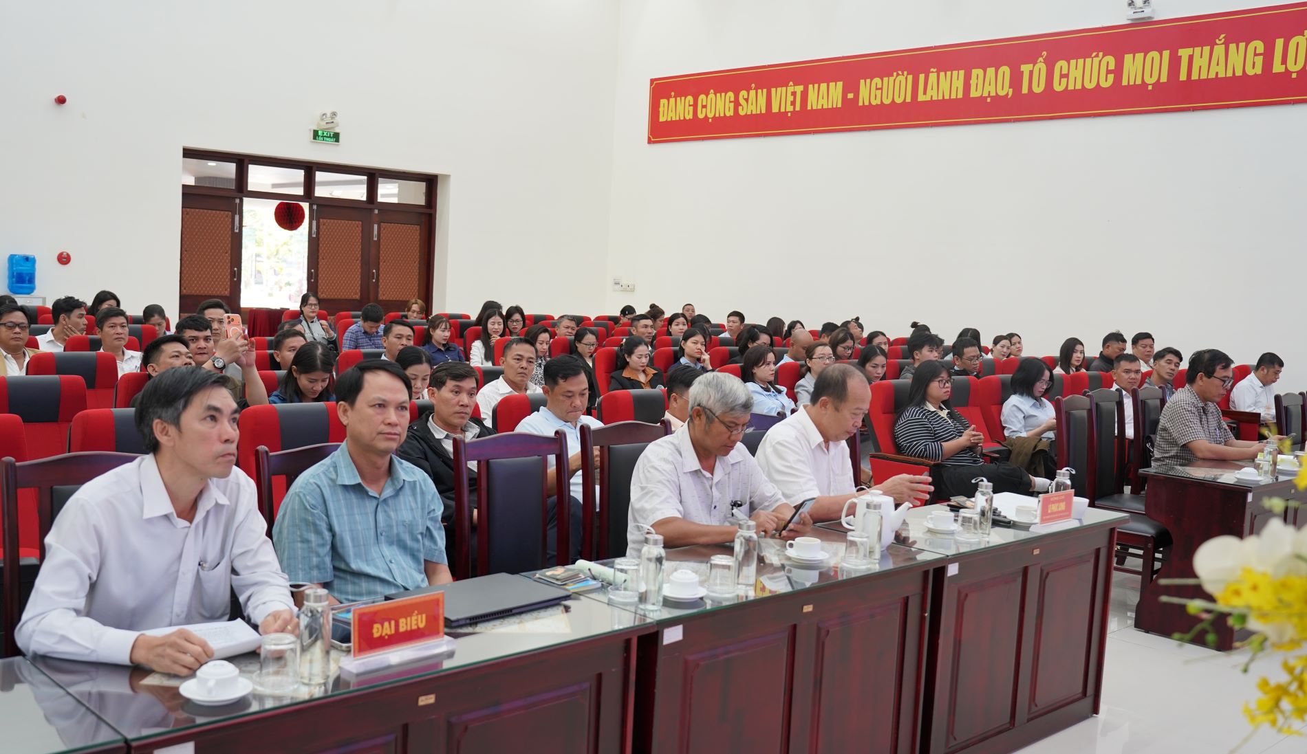 Các đại biểu tham dự hội nghị.